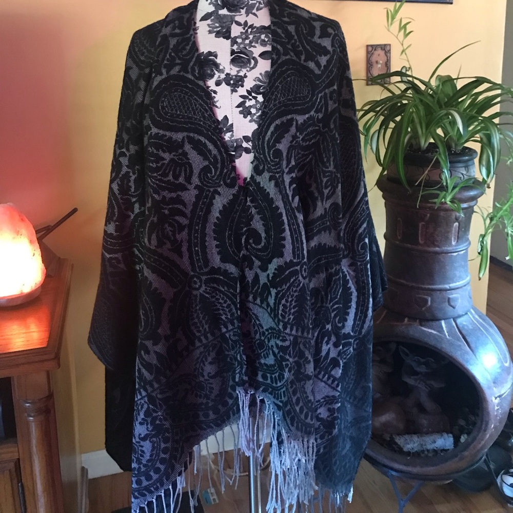 Black and gray cape